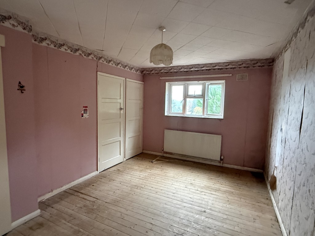 Lot: 161 - HOUSE IN NEED OF IMPROVEMENT - Bedroom 1 in House in Need of Modernisation